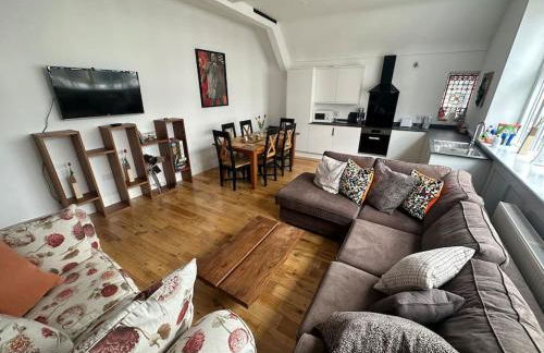 Superb City Centre apt with parking - Photo 3