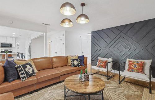 5BR w Backyard Paradise Pool Cinema Games - Foto 11