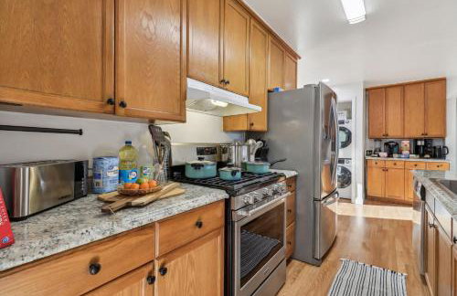 Entire Private Home with 3 Bedrooms, Gated Yard, Parking, King Bed, Available Now - Foto 20