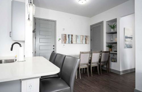 Luxury Apartment with Pool, Restaurants, Shopping) - Photo 6