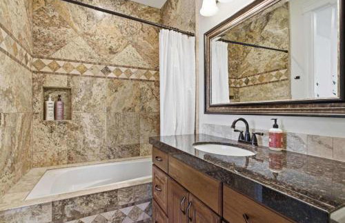 Private Family Home with Hot Tub - Foto 55