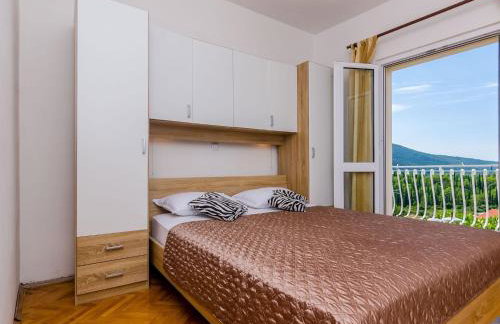 Villa Dalmatian Gem - Two-Bedroom Villa with Terrace and Swimming Pool - Photo 15