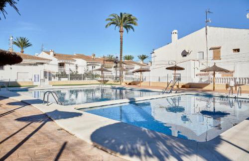 Sunny Coastal Retreat with Pool & Terrace - Foto 1