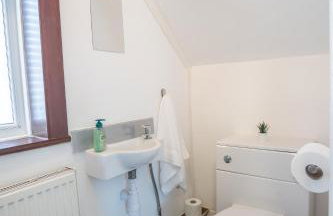 Stylish 3 Bed House-Free Parking - by Holiday Homes - Photo 3