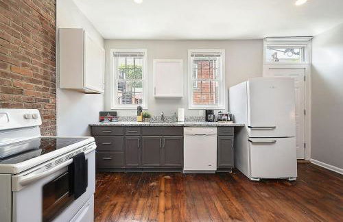 HostWise Stays - The "Row" House - Beautiful Space, Two King Beds - Photo 7