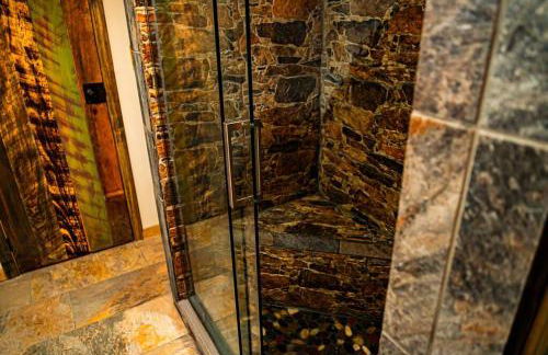 Enchanting River- Water Front A-Frame Cabin - Foto 33