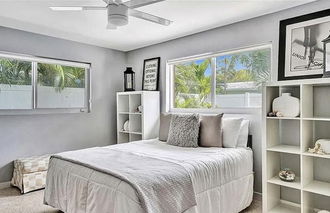 Beach Bliss 10 Mins to Waves 3BR Oasis With Pool - Foto 18