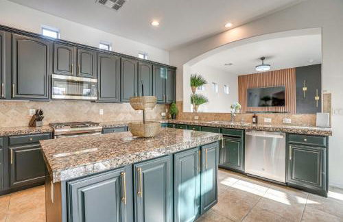 Relax Poolside! Home 6 Mi to Camelback Ranch - Foto 14