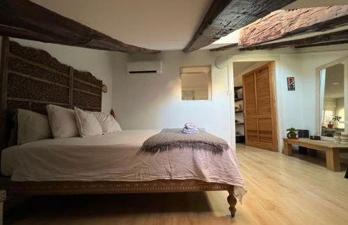 Apartment in monumental square Madrid Center - Photo 27