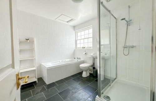Canterbury Oasis - Modern 2-Bed Home with FREE Parking - Foto 6