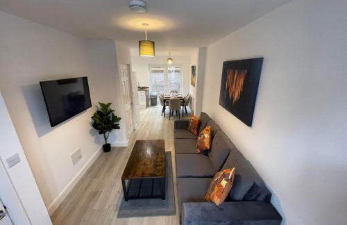 3 Bedroom New House with Wi-Fi Sleep 5 By Home Away From Home - A - Foto 24