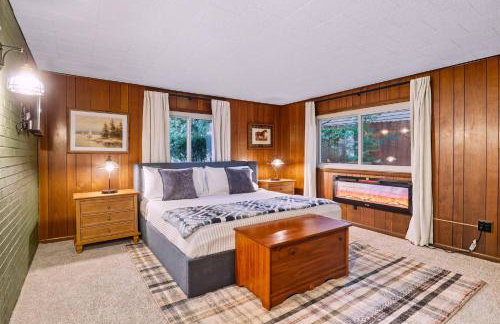 1920s Cottage | Hot Tub | Game Room | Fire Pit - Foto 3