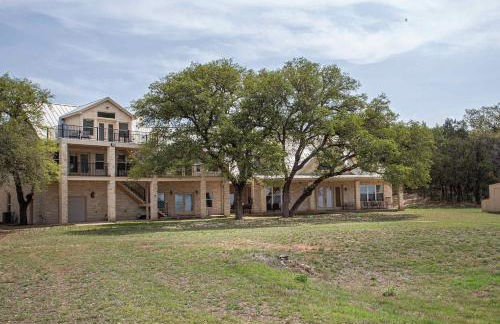 Lakefront 6BR Retreat w Dock & Game Room - Foto 47