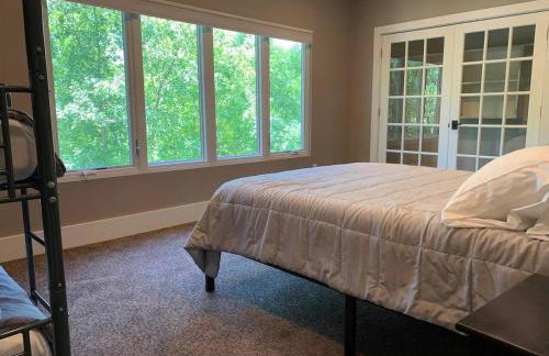 25-Bed, Amenity-Rich Estate in a Private Forest - Foto 27