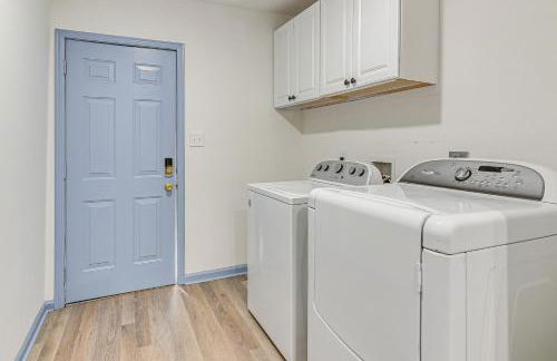 Walk to The Strand Historic Family Base with Yard! - Foto 39