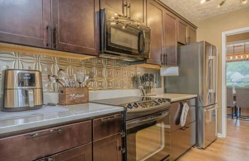 Ultimate Getaway with Pool and Games - Foto 11