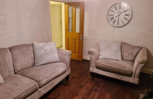 L & J ESCAPES- 4 BEDROOMs SUITABLE FOR CONTRACTORS AND FAMILIES- LARGE PRIVATE PARKING-10 MINUTES TO M6 JUNCTION 9 - Foto 6