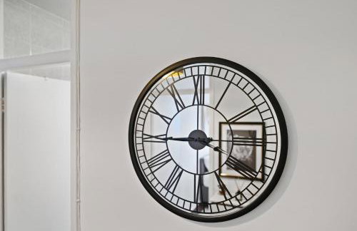 Chic 2-Bed Flat with Workspace, Balcony, Parking - Foto 16