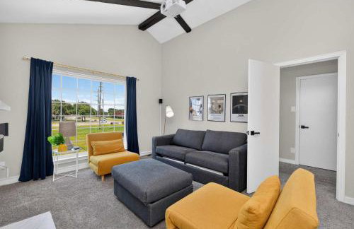 Perfect Getaway Home w Pool Jacuzzi Cinema Room - Photo 28