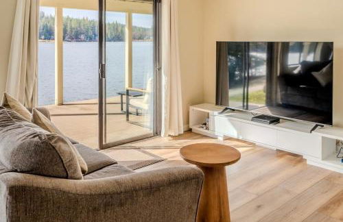 Lakefront Villa with 180 degree view private dock and boats - Foto 62