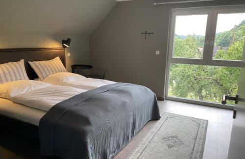 Freistehendes Ferienhaus mit Kamin, Sauna, atemberaubenden Blick ins Tal, mehrere Terrassen, 1500qm Grundstück 1,6m hoch eingezäunt - Foto 32