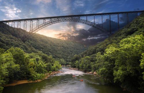 Ascension Cabin - hot tub, fire pit, babbling brook - Foto 40