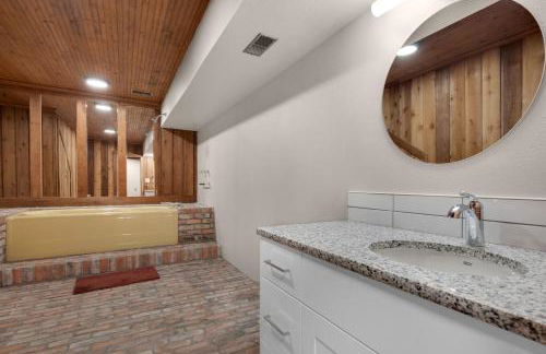 Expansive Monument Home Hot Tub and Mountain Views! - Foto 29