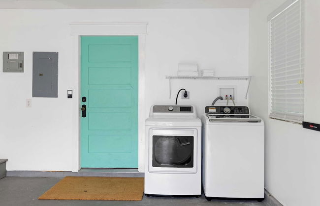 Luxe Villa Near Beach, Pool + Hottub, Chef's Kitchen Woodward Way by Avantstay - Foto 24