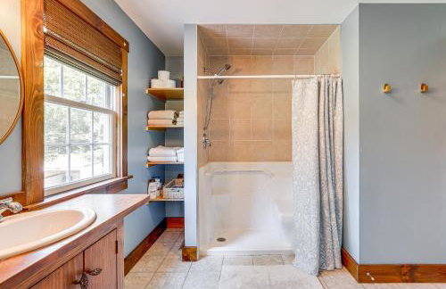 Walk to River Couples Retreat in Kintnersville! - Foto 15