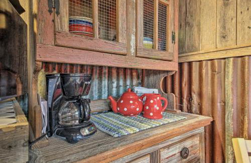 Snuggle Inn Wimberley Cabin with Fire Pit and Deck - Foto 15