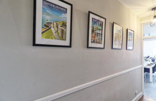 Large Southend Beach House Sleeps 8 Free Parking x 2 Perfect for Contractors 4 King Beds or 8 Single Beds by The Opulent Property Project UK - Foto 20