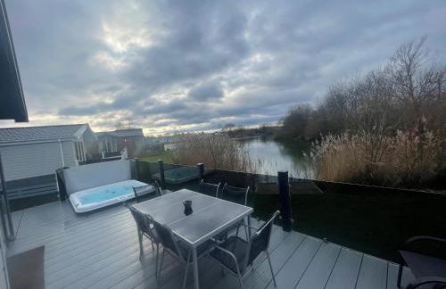 Indulgence Lakeside Lodge i3 with hot tub, private fishing peg situated at Tattershall Lakes Country Park - Foto 41