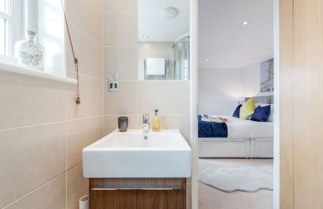 Spacious Apartment In The Heart Of Windsor - Photo 12