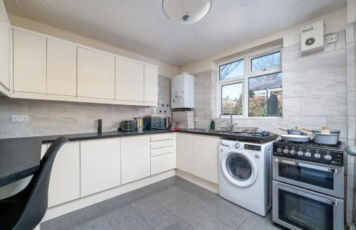 Stylish 3 Bed Home with Gardens Fast Transport Links - Foto 10