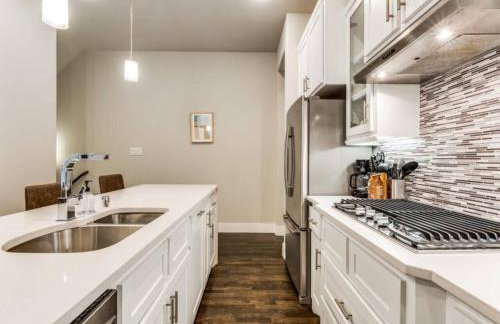 Cozy 3BR Luxury Townhome Near Uptown Skyline WFH Friendly - Foto 16