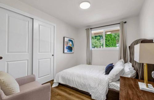 Tastefully Remodeled 4 Bedroom Home with Rainier View - Foto 19
