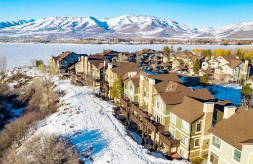 Lakeside Escape 2 BR with Hot Tub - Foto 1