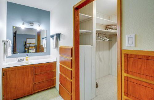 Cozy Washington Retreat with Deck, Walk to Beach! - Foto 16