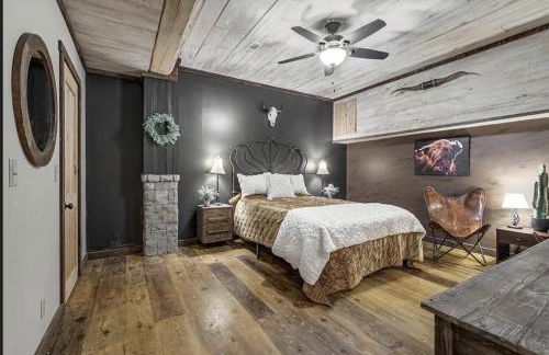 The Log Palace Private Guest Suite 2 Bedroom Cabin by RedAwning - Foto 12