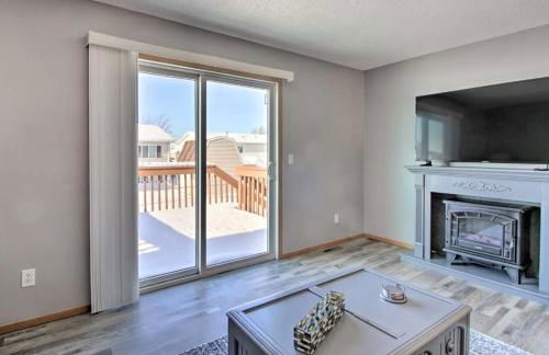 Welcoming West Fargo Retreat w Backyard - Foto 7