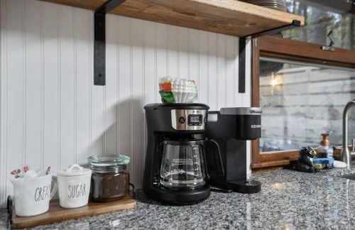 Cozy Bear-Themed Mountain Cabin, Relaxing Hot Tub - Foto 11