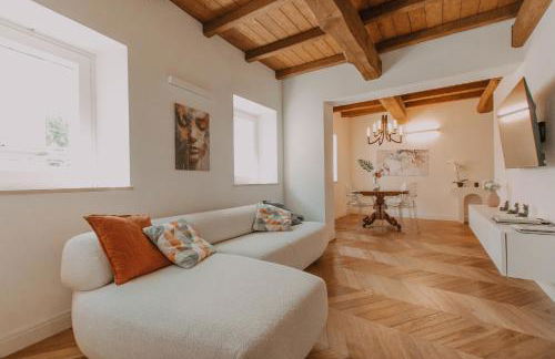 Fascino in Centro with private parking and 2 bedrooms & 2 bathrooms - Photo 10