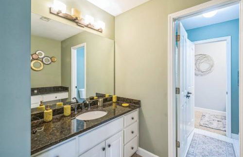 Elegant 5BR Retreat Pool & Yard - Foto 27