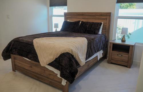 Luxury 3BR, 2BA Newly Renovated with Huge Backyard - Photo 23