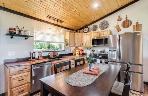 Arkansas Retreat with Deck, Fire Pit and Mtn Views! - Foto 2