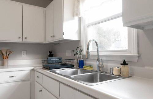 Near Historic Downtown Apex, Sleeps 8, King Bed - Foto 9