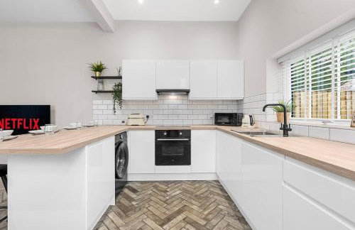 Modern 3 Bedroom house, short walk to train station and town centre, close to Manchester Airport and PLouise - Photo 3