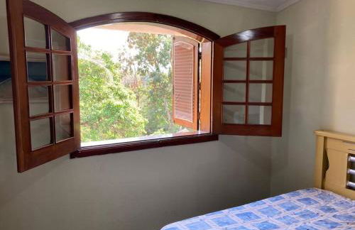 Casa grande, ampla, com 4 quartos e estacionamento - Foto 3