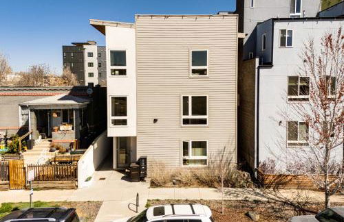 Walk to Mile High Stadium Modern Denver Townhome - Foto 3