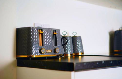 Perfect 1 Bed Apartment Sleeps 5 1 Kingsize bed 1 double Sofabed & Foldable Single bed Free Parking Wifi good transport network shopping Holiday Makers Families Contractors in North London - Photo 46